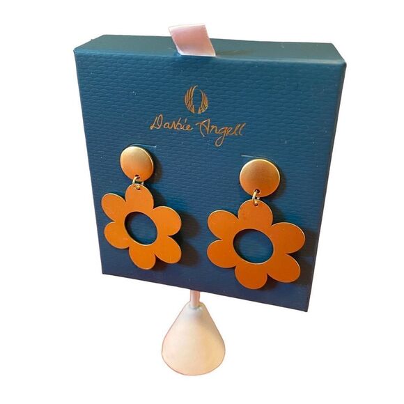 Darbie Ángell  Matte Gold Toned Flower Earrings. - Picture 3 of 7